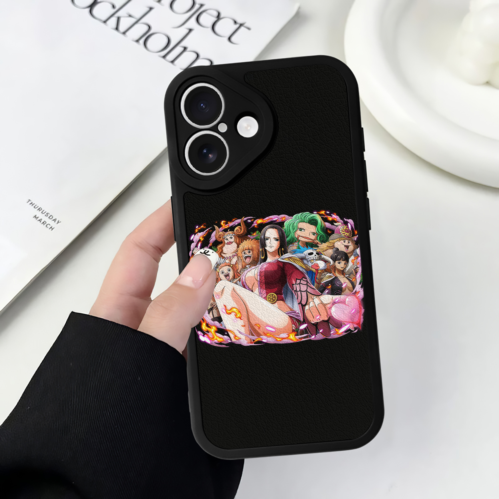（画像用） ワンピース ボア・ハンコック ONE PIECE Boa·Hancock 【iPhone 16シリーズ対応】シリコンスマホケース（レザー調） 材質：シリコン